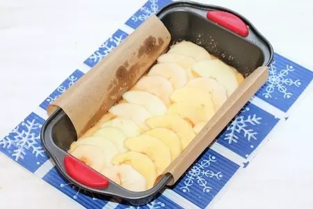 Двухслойный яблочный пирог с орешками: шаг 12