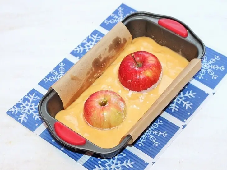 Двухслойный яблочный пирог с орешками: шаг 14