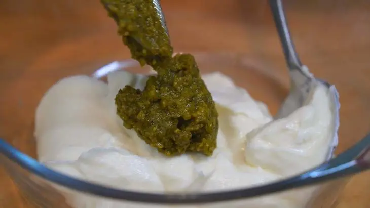 Закусочные рулеты с мясом и рыбой на основе лаваша: шаг 1