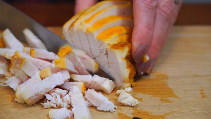 Закусочные рулеты с мясом и рыбой на основе лаваша: шаг 2
