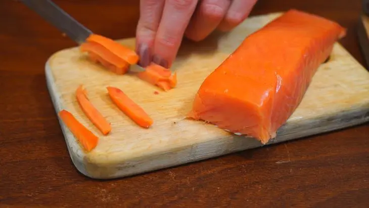 Закусочные рулеты с мясом и рыбой на основе лаваша: шаг 3