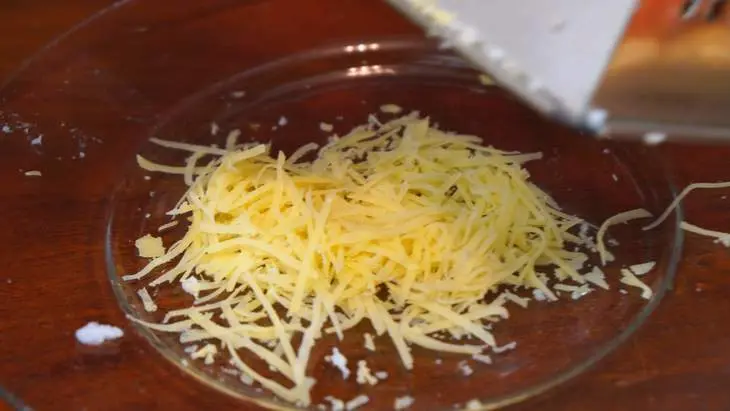 Закусочные рулеты с мясом и рыбой на основе лаваша: шаг 4