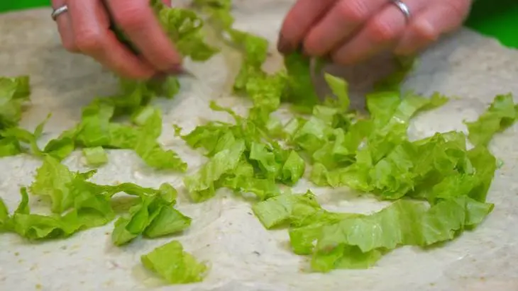 Закусочные рулеты с мясом и рыбой на основе лаваша: шаг 5