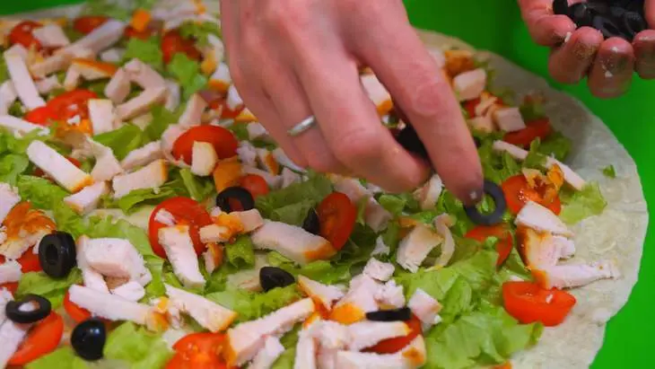 Закусочные рулеты с мясом и рыбой на основе лаваша: шаг 6