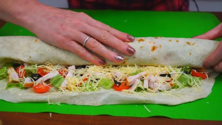 Закусочные рулеты с мясом и рыбой на основе лаваша: шаг 7