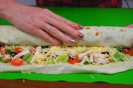 Закусочные рулеты с мясом и рыбой на основе лаваша: шаг 7