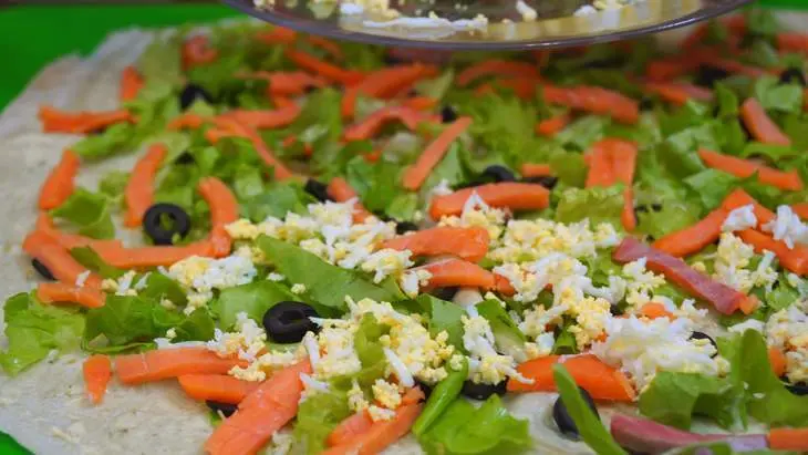 Закусочные рулеты с мясом и рыбой на основе лаваша: шаг 8