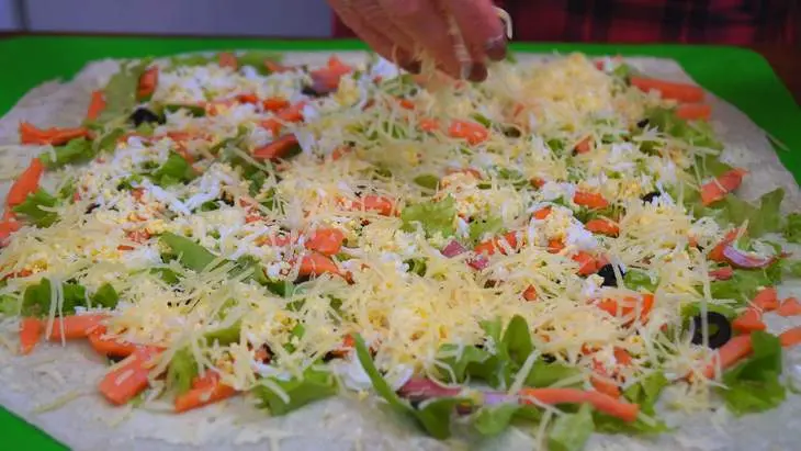 Закусочные рулеты с мясом и рыбой на основе лаваша: шаг 9