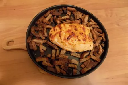 Куриная грудка с чёрными сухариками по - махеевски: шаг 9