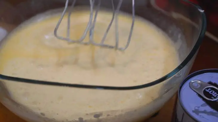 Рыбный заливной пирог с картофелем и зеленью: шаг 2