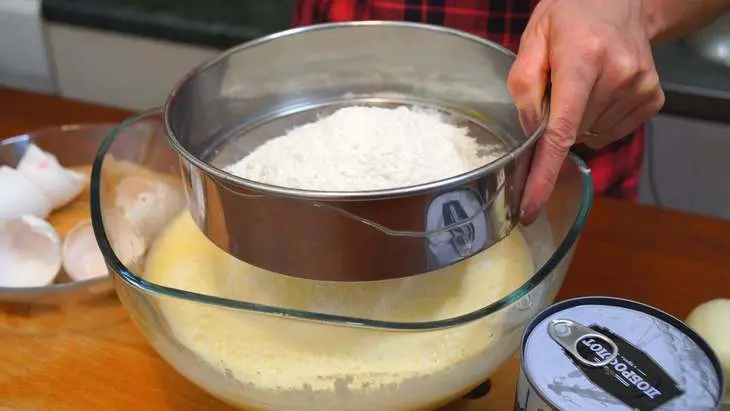 Рыбный заливной пирог с картофелем и зеленью: шаг 3