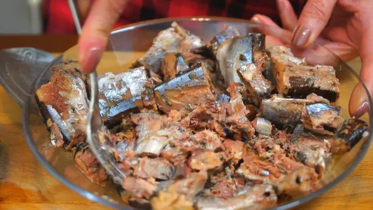 Рыбный заливной пирог с картофелем и зеленью: шаг 4