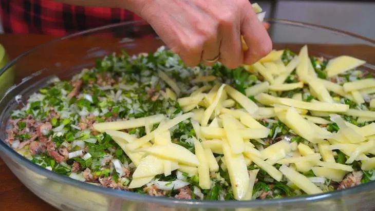 Рыбный заливной пирог с картофелем и зеленью: шаг 6