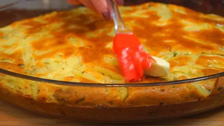 Рыбный заливной пирог с картофелем и зеленью: шаг 8