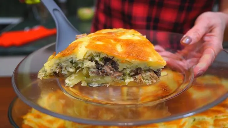 Рыбный заливной пирог с картофелем и зеленью: шаг 9