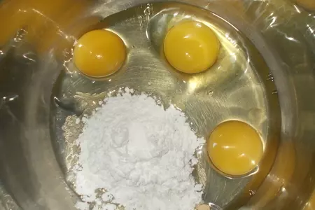 Бисквитные корзиночки с творогом и ягодами: шаг 2
