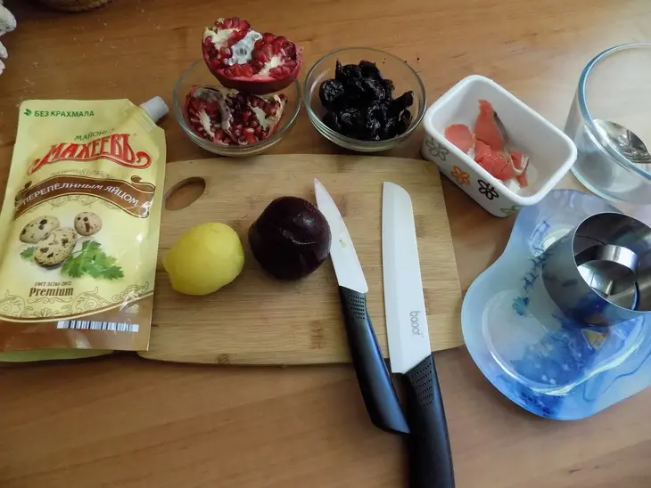 Праздничный салат по-махеевски с гранатовыми зёрнами и красной рыбой: шаг 1