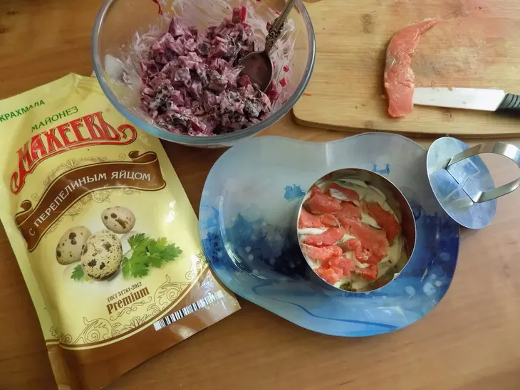 Праздничный салат по-махеевски с гранатовыми зёрнами и красной рыбой: шаг 3