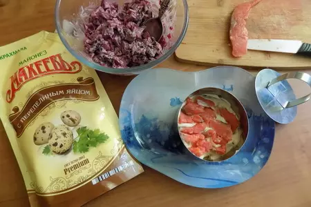 Праздничный салат по-махеевски с гранатовыми зёрнами и красной рыбой: шаг 3