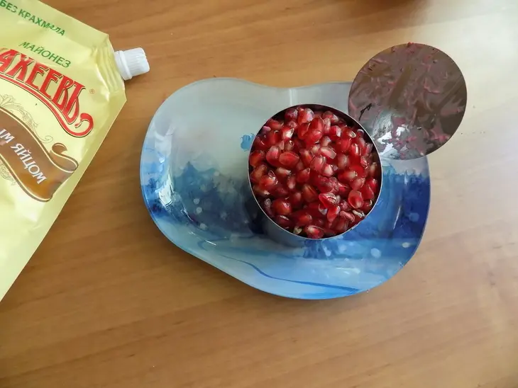 Праздничный салат по-махеевски с гранатовыми зёрнами и красной рыбой: шаг 5