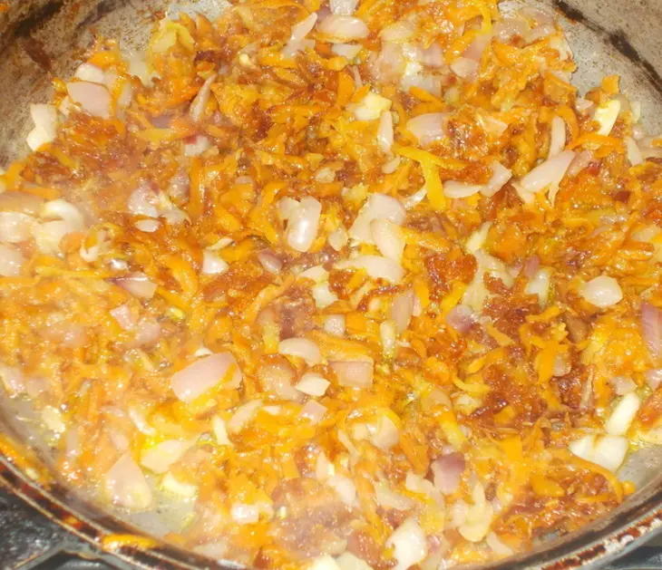 Салат с  маринованными опятами: шаг 2