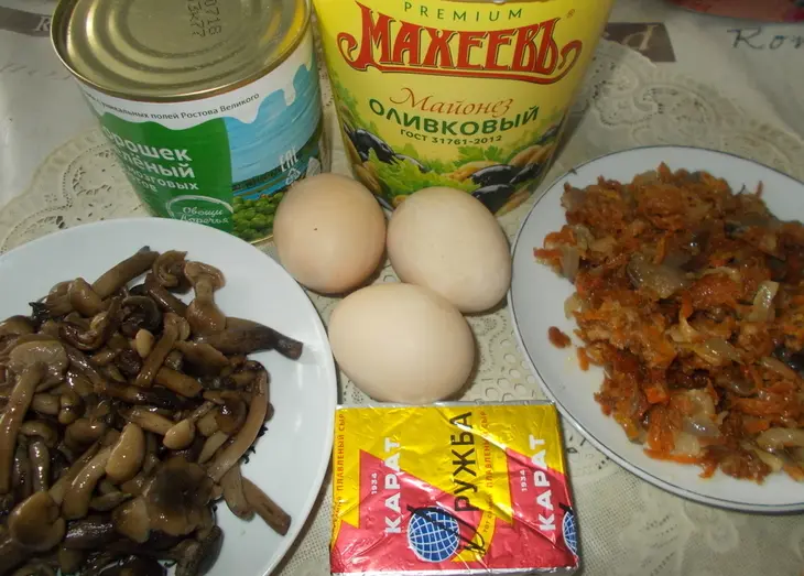 Салат с  маринованными опятами: шаг 5