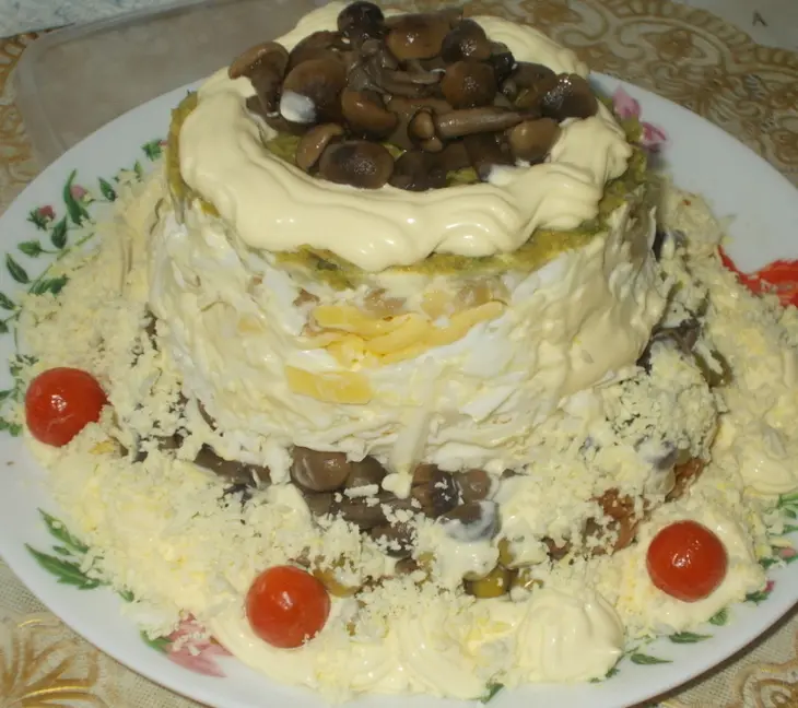 Салат с  маринованными опятами: шаг 6