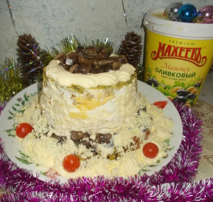Салат с  маринованными опятами: шаг 7