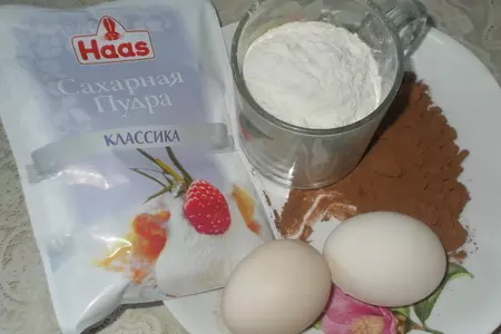 Бисквитный шоколадный торт с ягодами: шаг 1