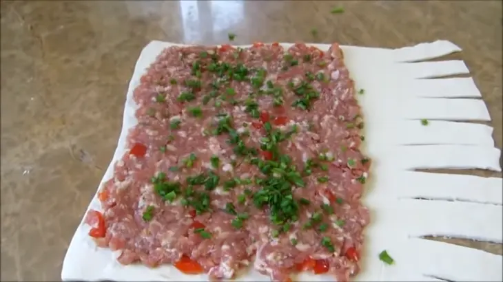 Закусочный рулет с фаршем: шаг 5