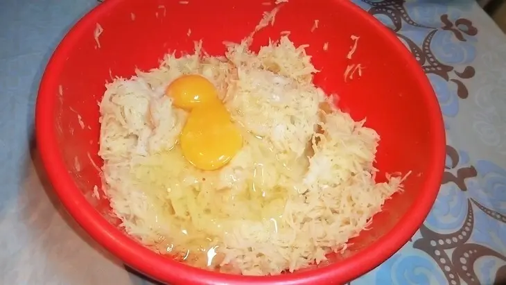 Рулеты из картофеля с мясом и сыром запеченные в духовке: шаг 1