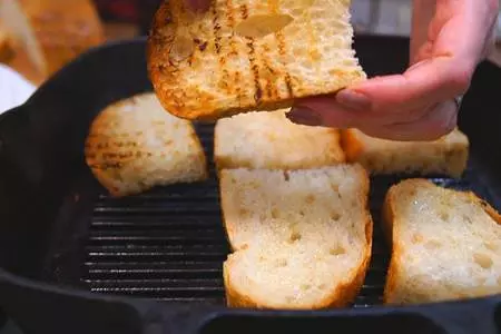 Итальянская закуска-антипасто брускетта: шаг 1