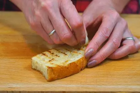 Итальянская закуска-антипасто брускетта: шаг 2