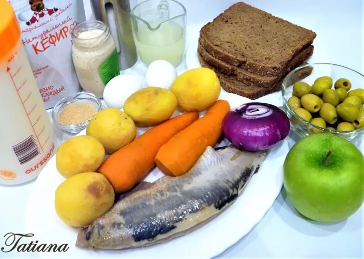 Салат с сельдью в кефирном желе: шаг 1