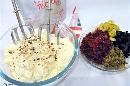 Творожный паштет с вялеными томатами,оливками и каперсами: шаг 2