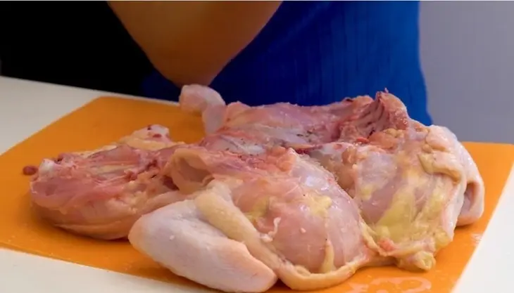 Курица в духовке, фаршированная ароматной пастой: шаг 2