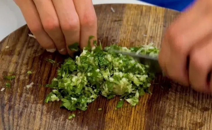 Курица в духовке, фаршированная ароматной пастой: шаг 3