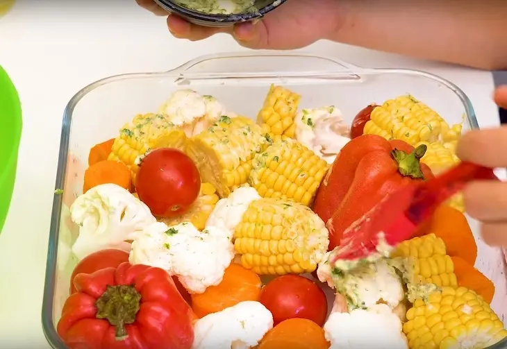 Курица в духовке, фаршированная ароматной пастой: шаг 6