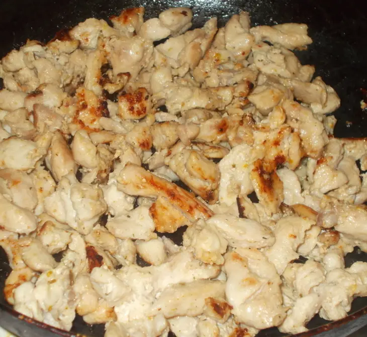 Салат с индейкой рисом и огурцом: шаг 3