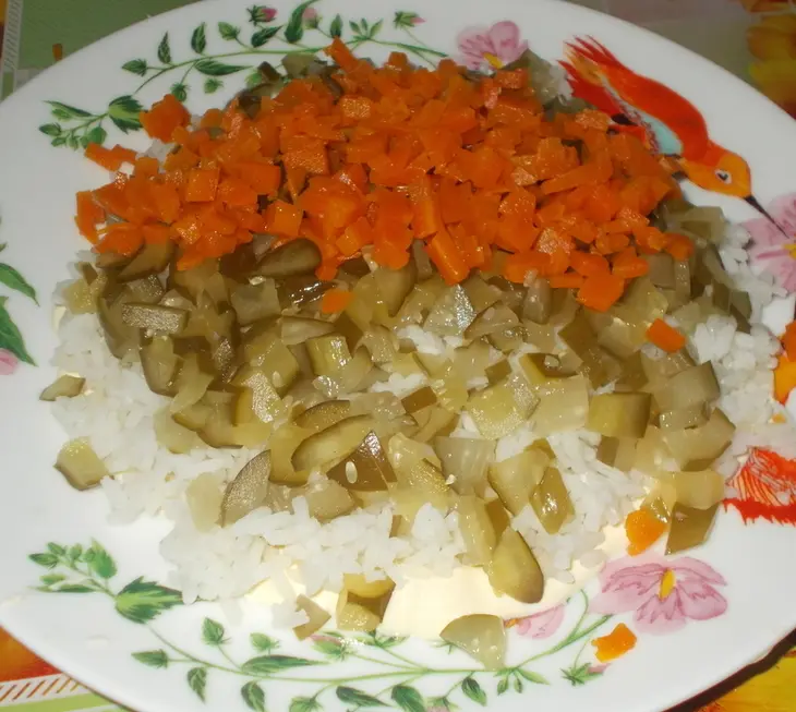 Салат с индейкой рисом и огурцом: шаг 6