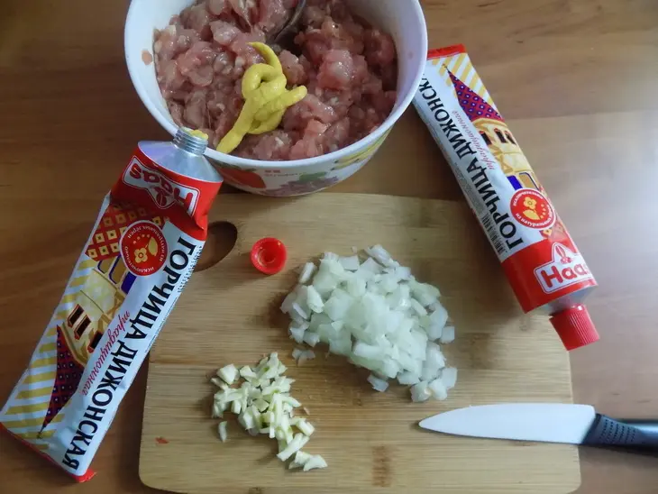 Сочные котлеты с дижонской горчицей  и творожным сыром: шаг 1