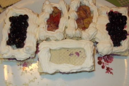 Вафельные пирожные с ягодами и сметанным кремом : шаг 6