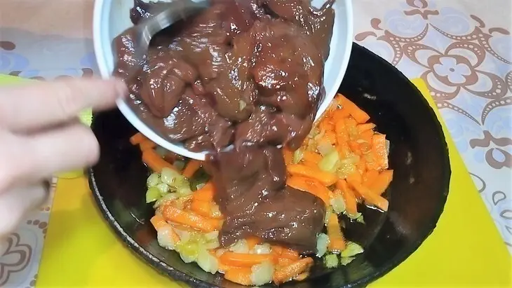 Рулет из печени со сливочным маслом и зеленью.: шаг 1