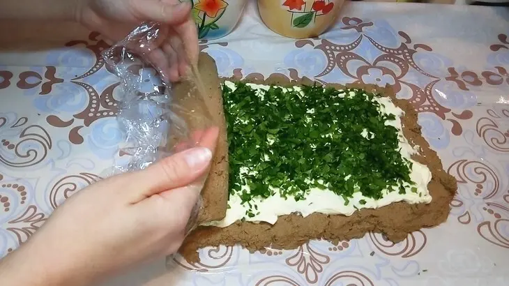 Рулет из печени со сливочным маслом и зеленью.: шаг 3