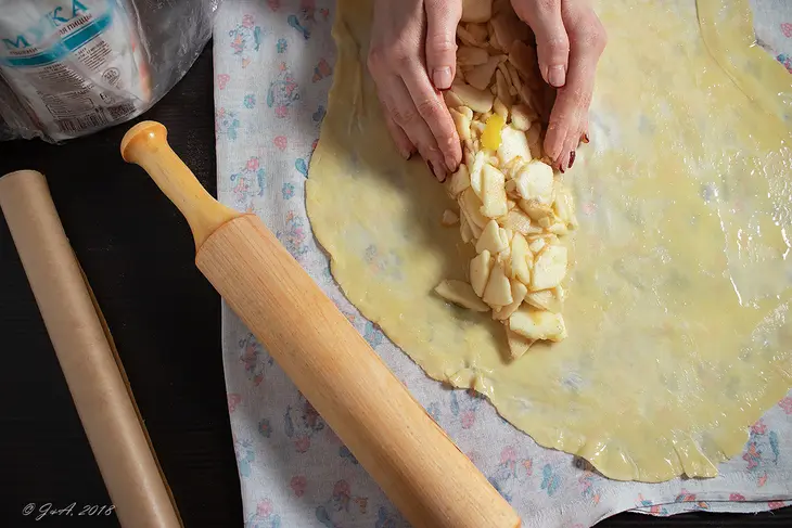Классический яблочный штрудель (apfelstrudel): шаг 14