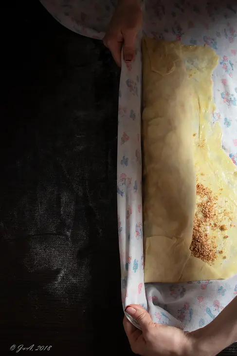 Классический яблочный штрудель (apfelstrudel): шаг 16