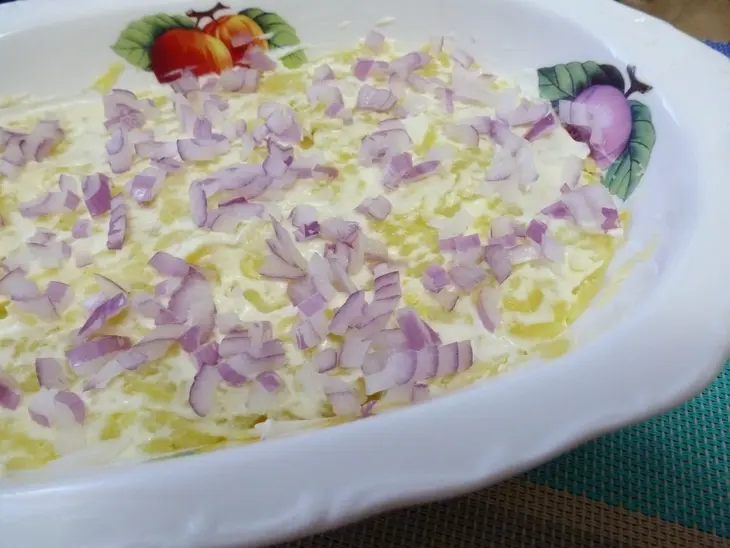 Салат "мимоза" с сыром и яблоком: шаг 2