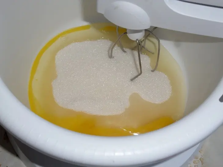 Шоколадный пирог с цедрой и цукатами: шаг 2