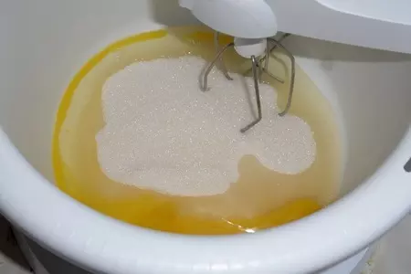 Шоколадный пирог с цедрой и цукатами: шаг 2