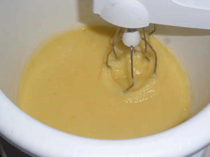 Шоколадный пирог с цедрой и цукатами: шаг 4